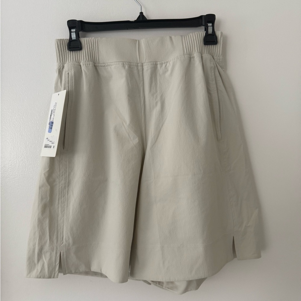 NWT Lululemon Stretch Woven Mid-rise Bermuda Shorts Bone Size S